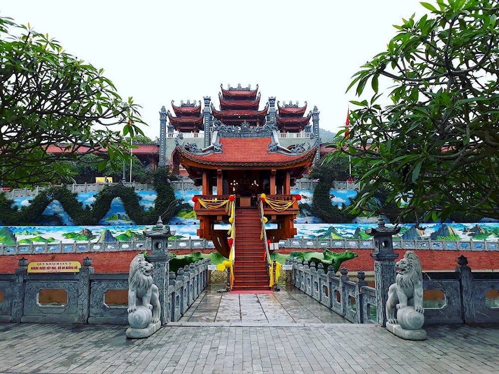 Both towers are also architectural masterpieces that add to the aesthetic value of Ba Vang Pagoda